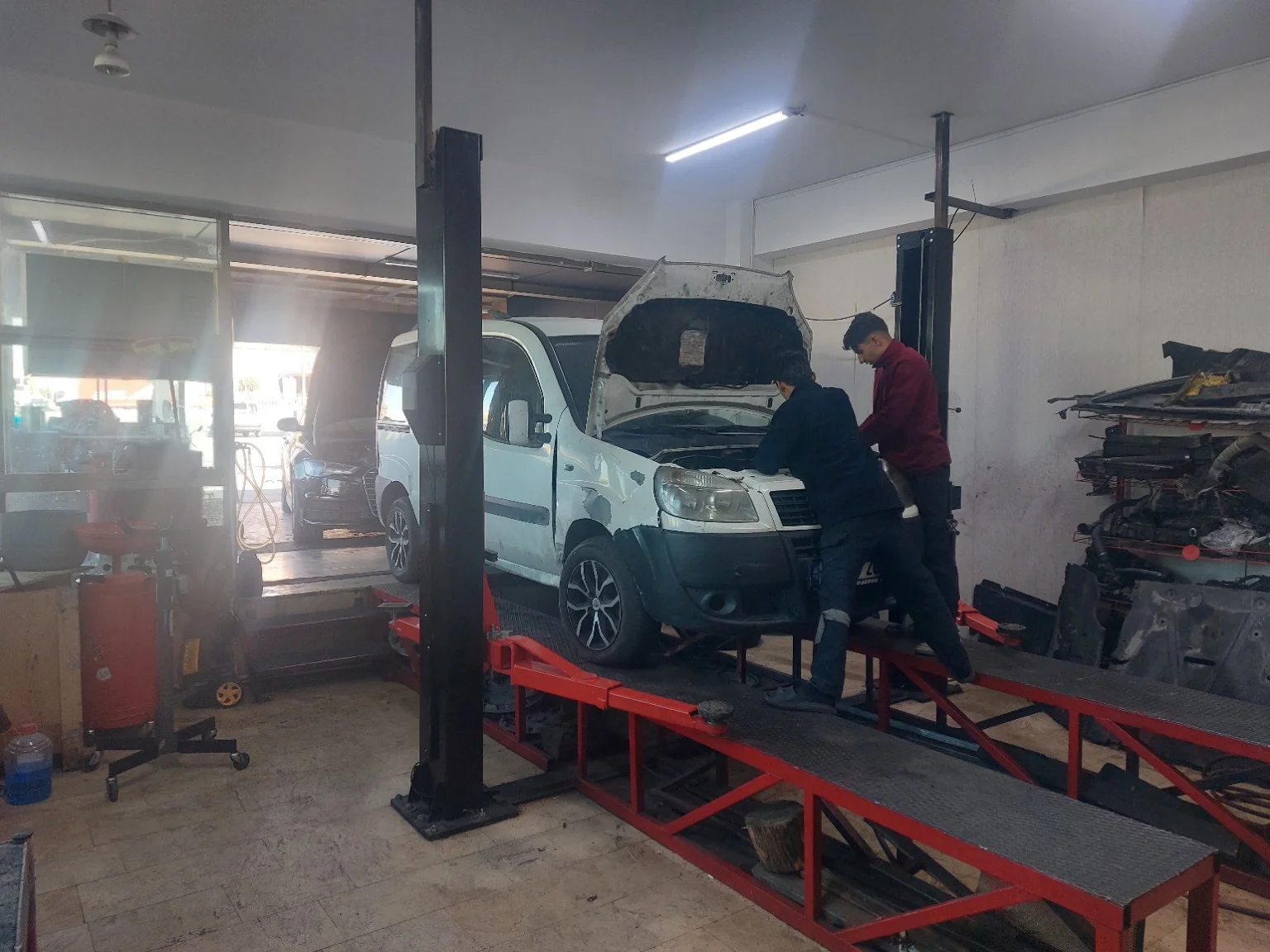 Yesa Otomotiv servisinde lift üzerinde bakım yapılan araç