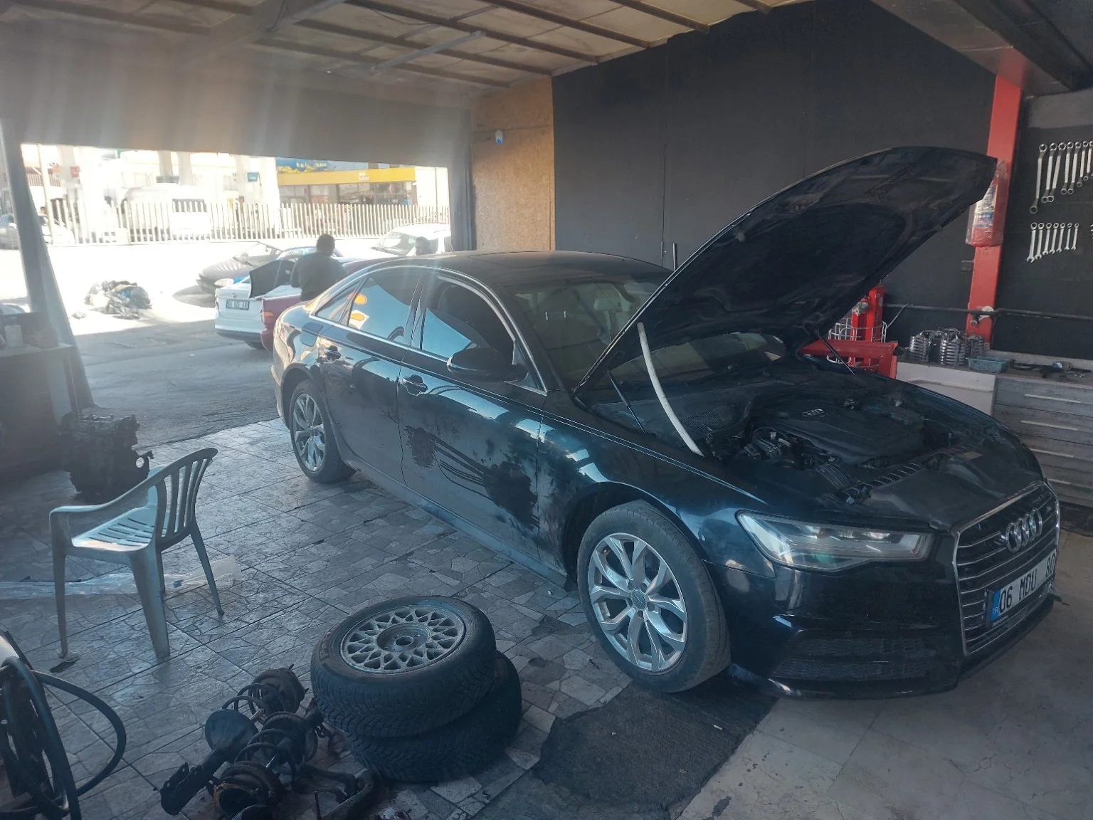 Yesa Otomotiv atölyesinde motor kontrolü yapılan araç